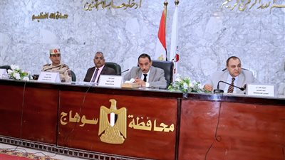 محافظ سوهاج يتابع مشروعات 