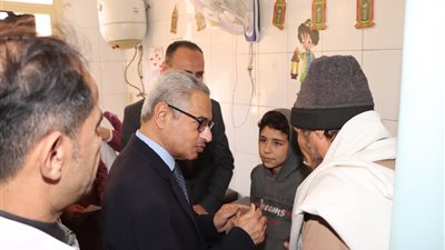محافظ بني سويف يحاور المرضي ويوجه بتكثيف أعمال النظافة بمستشفى الفشن 