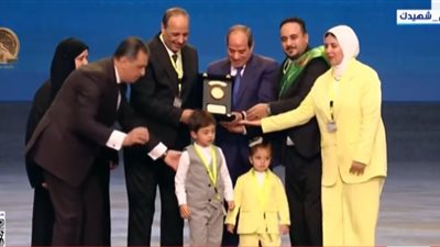«مصاب بالبتر».. الرئيس السيسي يكرم أسرة جندي إيهاب عبد السلام  محمد محمود