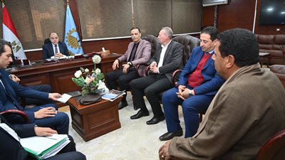 محافظ الغربية يفتح مكتبه للمواطنين ويحوّل الشكاوى إلى حلول فورية