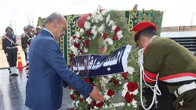 محافظ السويس وقائد الجيش الثالث يضعان أكاليل الزهور احتفالاً بيوم الشهيد