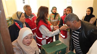 نائب محافظ الجيزة تشهد توزيع مواد غذائية على الأسر المستحقة بروضة السودان