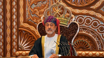 أول زعيم عربي يهنئ المرشد الجديد.. سلطان عمان يتمنى النجاح لمجتبى خامنئي 