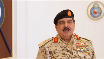 ملك البحرين مرتديا الزي العسكري: شعبنا اليوم أكثر قوة واتحادا 