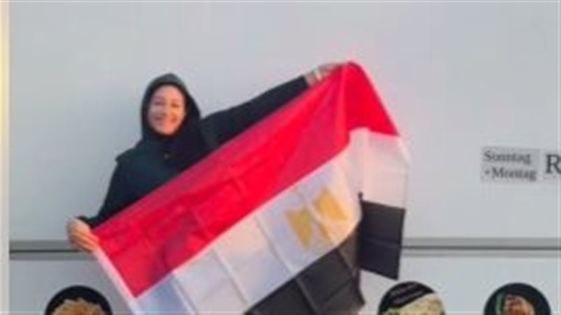 سيدة تبيع سندوتشات