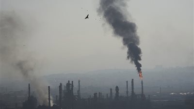 إيران تشن هجومًا بطائرات مسيرة على مصفاة النفط ومستودعات وقود في حيفا