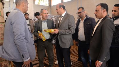 محافظ أسيوط يتفقد مخازن الشركة المصرية لتجارة الجملة بنزلة عبد اللاه 
