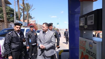محافظ دمياط يتابع توافر المواد البترولية والالتزام بالأسعار الجديدة  