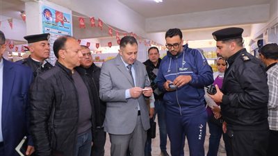 محافظ دمياط يتفقد دلتا ماركت برأس البر للتأكد من توافر السلع التموينية