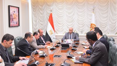 وزير العمل يبحث مع الجامعة البريطانية إنشاء منظومة لتأهيل الشباب للعمل بالخارج