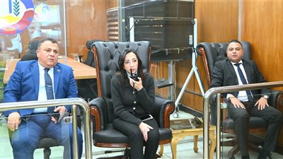 من داخل غرفة التحكم والسيطرة  محافظ البحيرة تتابع على مدار الساعة انتظام العمل