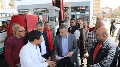  بعد تحريك أسعار الوقود.. محافظ أسوان في جولة تفقدية بالمحطات ومواقف السيرفيس 