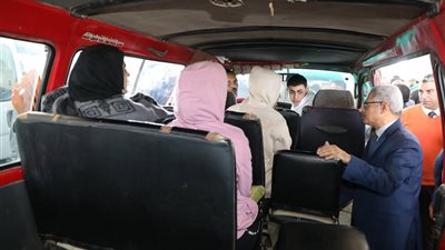 محافظ بني سويف يتفقد المواقف ومحطات الوقود والمستودعات
