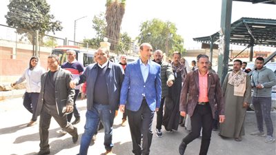 محافظ أسيوط يتفقد المواقف ومحطات الوقود ويشدد على الالتزام بالتعريفة الجديدة
