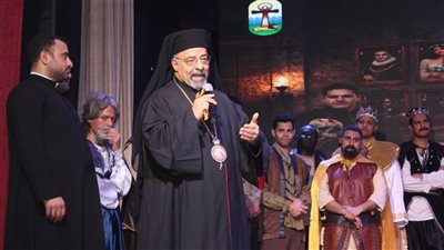 البطريرك الأنبا إبراهيم إسحق يشهد العرض المسرحي 