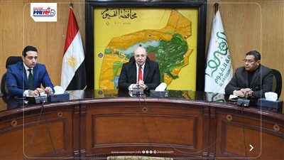 محافظ الفيوم يعقد اجتماعاً موسعاً لمتابعة ضبط الأسواق وتوافر السلع الغذائية