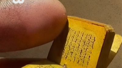 فيديو متداول يكشف مصحفًا عثمانيًا نادرًا مكتوبًا بالحبر الذهبي