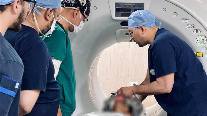 جانب من الفريق الطبي