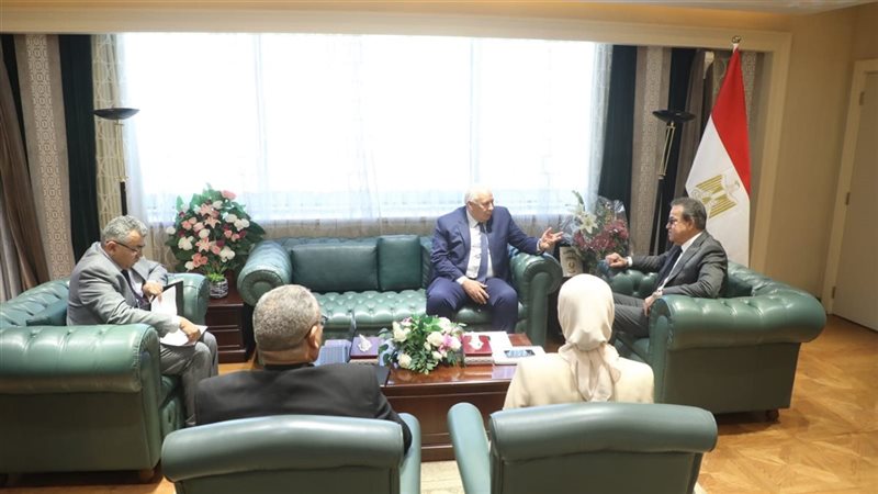 وزير الصحة مع محافظ