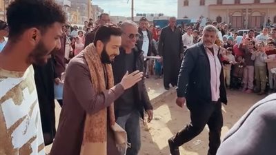 الجمهور يلتف حوله.. حماده هلال في كواليس تصوير المداح 6 |فيديو