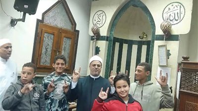 وكيل أوقاف أسيوط يشارك أطفالًا من الصم والبكم لحظات من البهجة بمسجد بدر