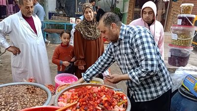 صلاح أبو العلا صانع المخللات في إدفينا|خبرة سنين تفتح الشهية على مائدة الإفطار