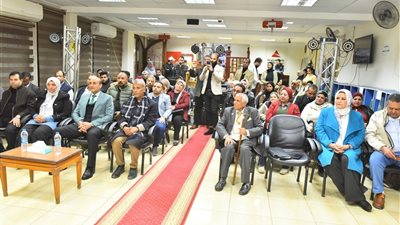 محافظ أسيوط يشهد العرض الختامي لمسرحية أبناء النور الواحد
