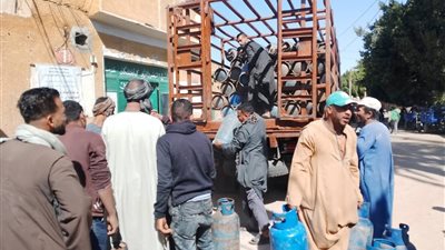 محافظ أسيوط يوجه بتكثيف الحملات على مواقف النقل ومحطات الوقود والأسواق
