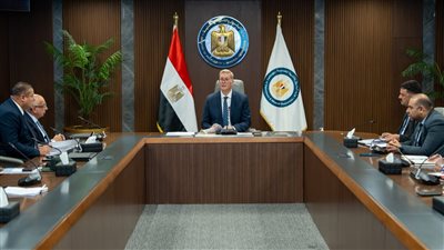 وزير البترول يبحث تنفيذ المسح الجوي الشامل للمعادن لتعزيز الاستثمار التعديني
