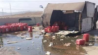 انقلاب سيارة 3/4 نقل محملة بمواد كيماوية بطريق السويس القاهرة وإصابة السائق 