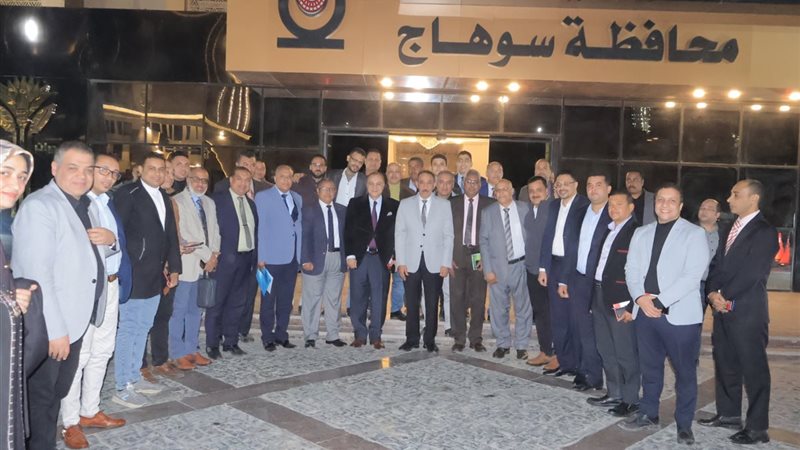 صورة تذكارية للمحافظ