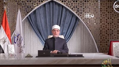 لماذا نزل القرآن الكريم بشكل متفرق؟.. نظر عياد يجيب