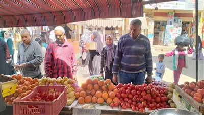 جولة مفاجئة لرئيس مركز قوص على الأسواق لمتابعة توافر السلع الأساسية