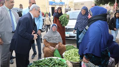 محافظ بني سويف يتفقد شادر السلع واللحوم ويستمع لمطالب واحتياجات أهالى سمسطا