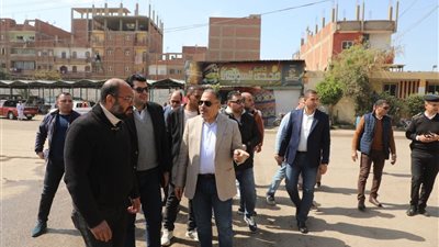محافظ الشرقية يفاجئ مواقف الأحرار للتأكد من إلتزام السائقين بالتعريفة