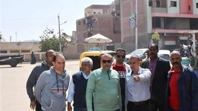 محافظ أسوان يتفقد أعمال الرصف لاحدي طرق مدينة أسوان بتكلفة 3مليون جنيه