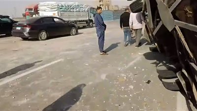 مصرع شخص وإصابة آخرين فى تصادم  سيارة نقل وأتوبيس أعلى الطريق الأوسطى 