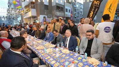 محافظ أسيوط يشارك أهالي وشباب منطقة الأربعين بحي غرب مائدة الإفطار الجماعي  