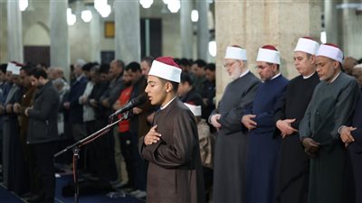 آلاف المصلين يحيون التراويح بالقراءات المتواترة في رحاب الجامع الأزهر
