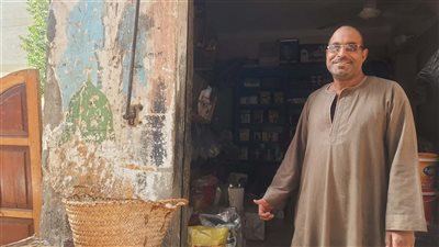 تاجر بقوليات بالأقصر يفاجئ الأهالي: “هبيع بالسعر القديم.. دي تجارة مع ربنا”