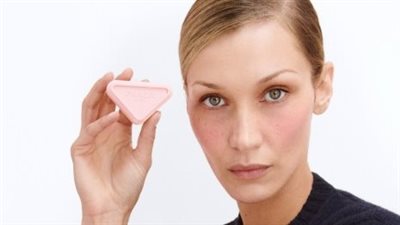 بيلا حديد أول سفيرة جمال عالمية لمستحضرات Prada Beauty 