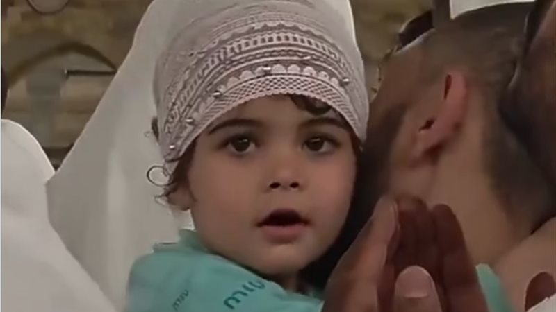 طفلة في الحرم