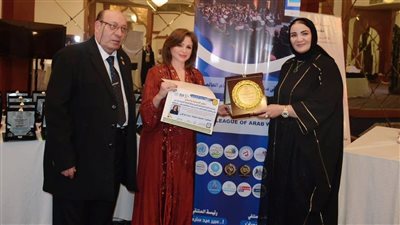 إلهام شاهين تحصل على تكريم من الرابطة الدولية للمرآة العربية |صور