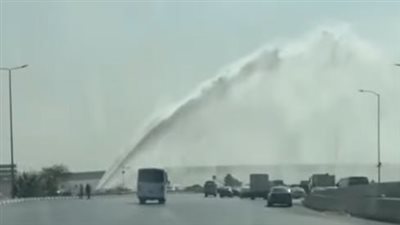 شلالات أكتوبر..انفجار ماسورة مياه يحول طريق الواحات إلى بحيرة ويشل حركة المرور