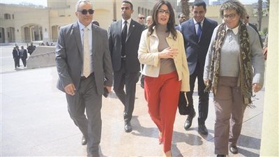 وزيرة الثقافة تتفقد متحف الفن المصري الحديث بأرض الأوبرا