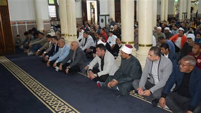 محافظ السويس يؤدي صلاة الجمعة بمسجد الغريب بحي السويس