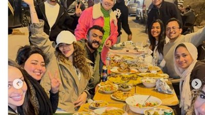 يارا السكري تنشر صور إفطار جماعي مع أحمد العوضي وأبطال «على كلاي» 