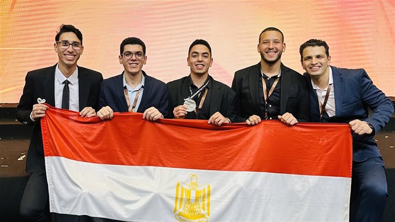 فريق طلابي يفوز بجائزة
