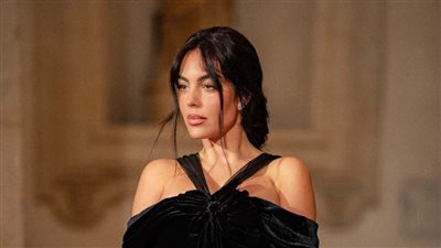 أبرزهن جورجينا رودريجيز.. النجمات في عرض أزياء فالنتينو 