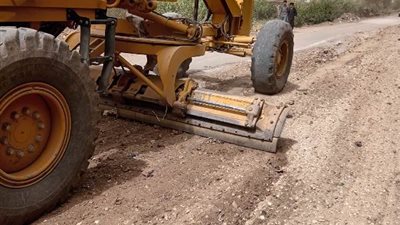 محافظ الغربية يطلق خطة تطوير الطرق الحيوية ويشدد على السلامة المرورية